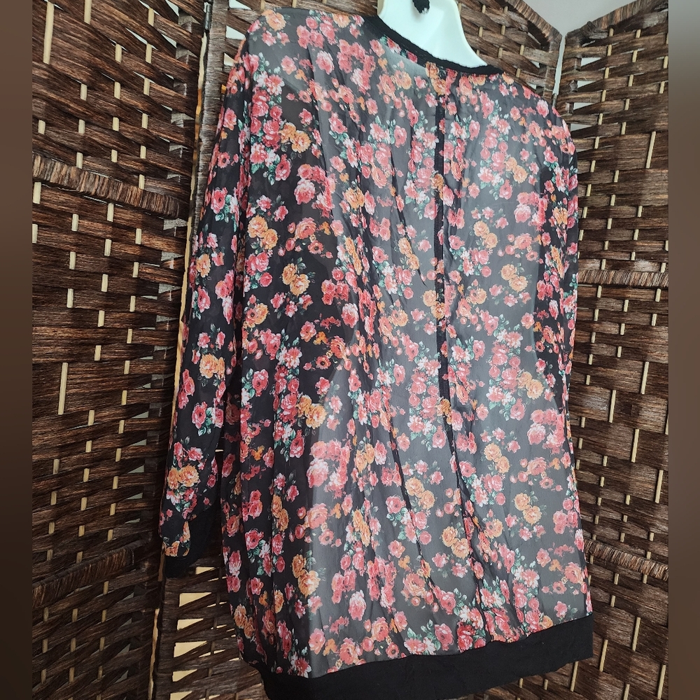 Eyeshadow Floral Print Blouse with Relaxed Love on a Hanger Blouse Size - Picture 5 of 10